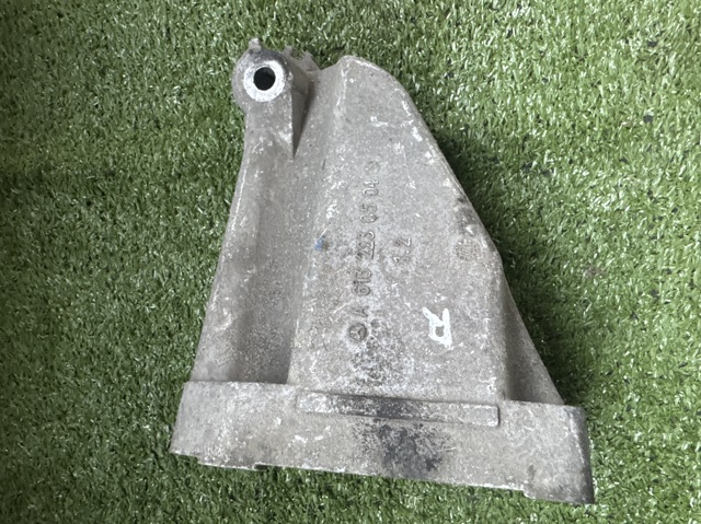 Кронштейн подушки (опоры) двигателя, правой A6132230504 MERCEDES