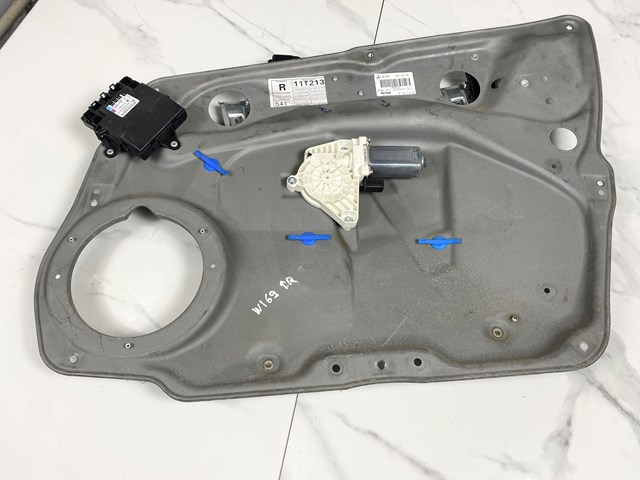 Мотор стеклоподъемника двери передней, правой 1697200279 MERCEDES