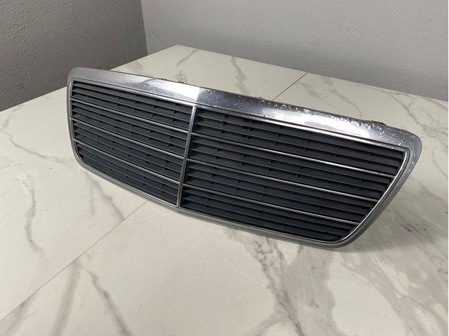 MERCEDES 2108800583 Решетка радиатора в наличии Сумы
