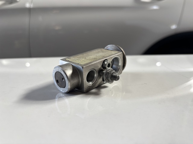 MERCEDES 2208300384 Клапан TRV кондиционера в наличии Павлоград