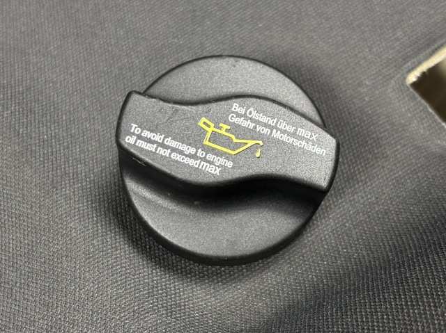Крышка масляной горловины A0000100385 MERCEDES