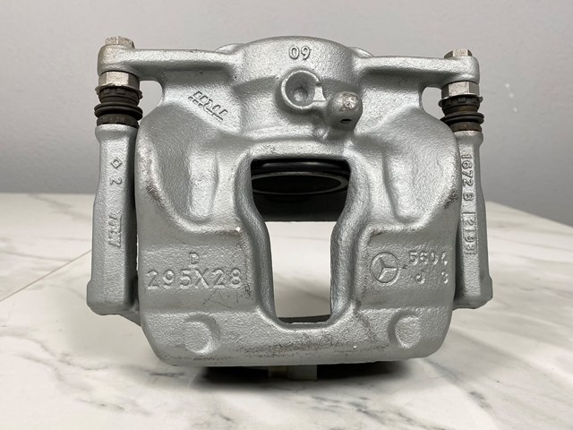 Суппорт тормозной передний правый A0004214081 MERCEDES