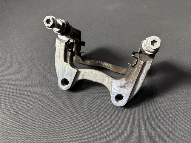 A0004230806 MERCEDES Скоба тормозного суппорта заднего купить в Винница