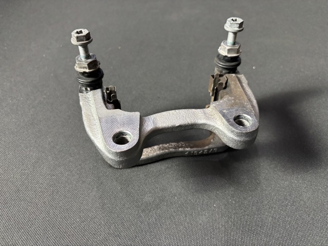 MERCEDES A0004230806 Скоба заднего суппорта в наличии Ровно
