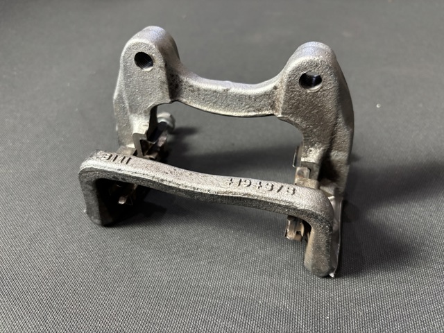A0004230806 MERCEDES Скоба тормозного суппорта заднего купить в Винница
