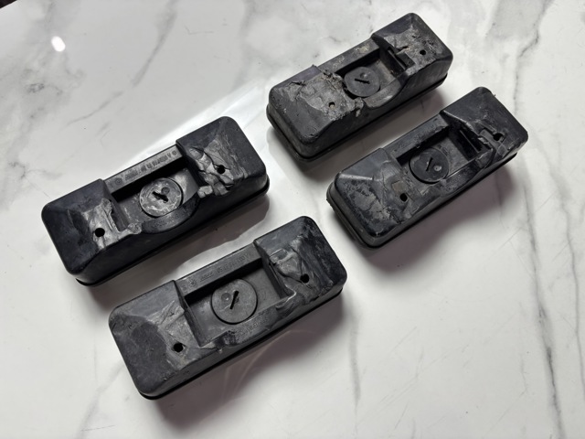 Заглушка отверстия под домкрат A0029989150 MERCEDES