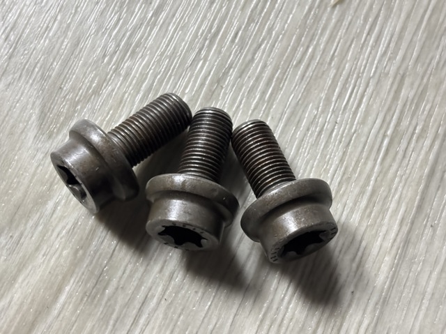 Болт крепления маховика A0109907504 MERCEDES