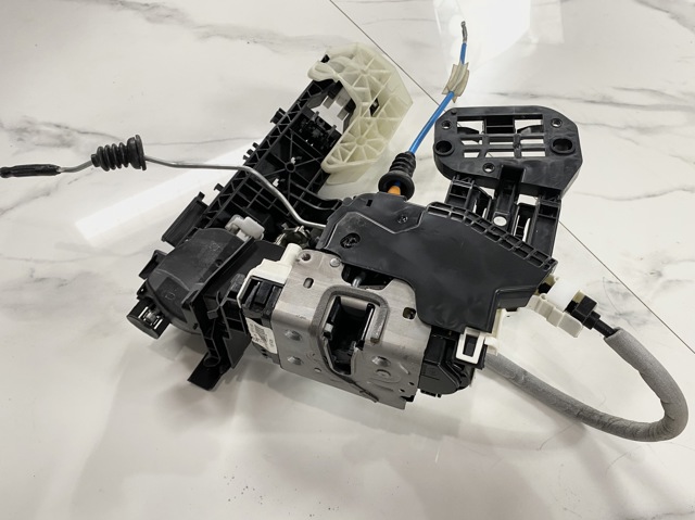 Замок двери водителя A0997201901 MERCEDES