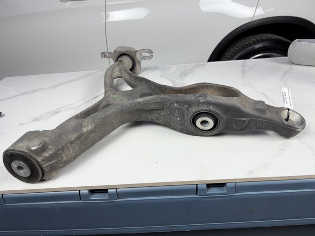 Правый рычаг передней нижней подвески A1643301807 MERCEDES