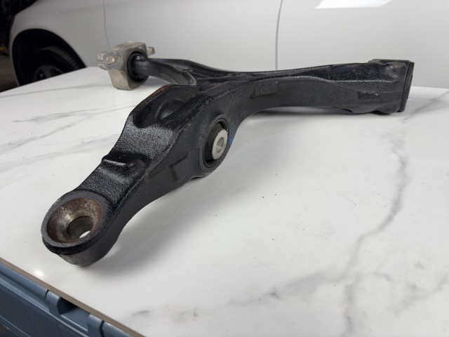 MERCEDES A1643302507 Рычаг передней подвески нижний левый в наличии Винница
