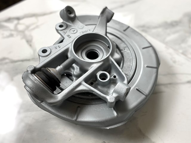Кулак поворотный правый A1643500808 MERCEDES