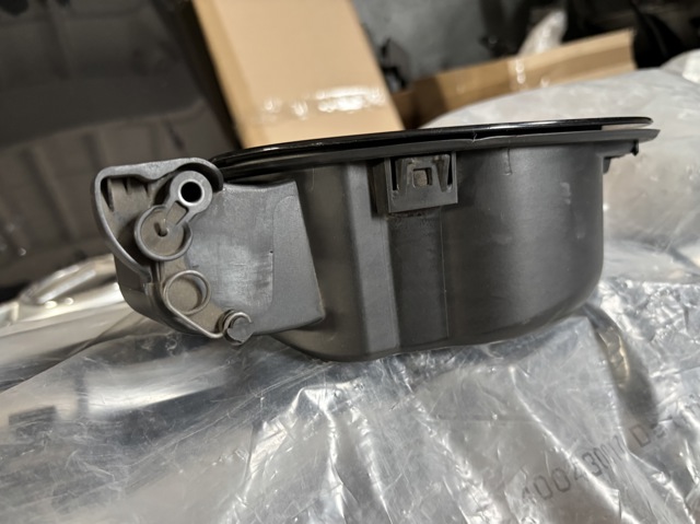1646300867 MERCEDES Заливная горловина топливного бака купить в Запорожье