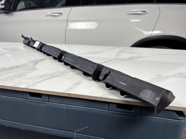 A1646982727 MERCEDES Кронштейн наружной накладки порога левой купить в Сумы
