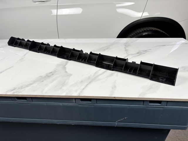 Кронштейн наружной накладки порога левой A1646982727 MERCEDES