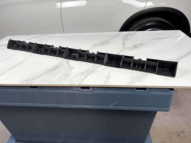 MERCEDES A1646982827 Кронштейн наружной накладки порога правой в наличии Львов