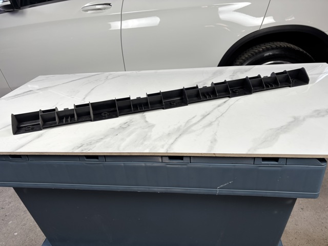 A1646982827 MERCEDES Кронштейн наружной накладки порога правой купить в Кривой Рог