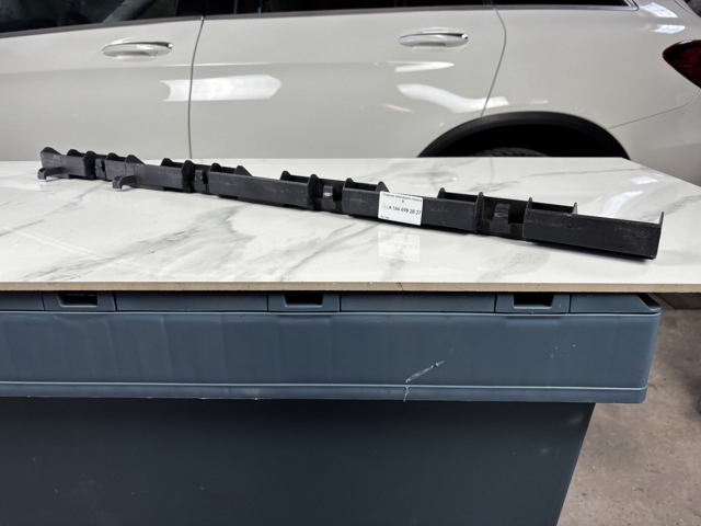 Кронштейн наружной накладки порога правой A1646982827 MERCEDES