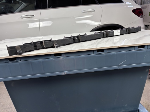 MERCEDES A1646982827 Кронштейн наружной накладки порога правой в наличии Черкассы