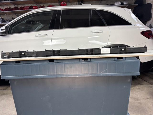 A1646982827 MERCEDES Кронштейн наружной накладки порога правой купить в Днепр