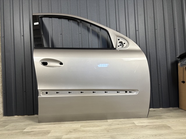 Пассажирская передняя дверь A1647200205 MERCEDES