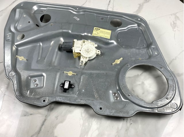 Стеклоподъемник передней двери A1647201579 MERCEDES