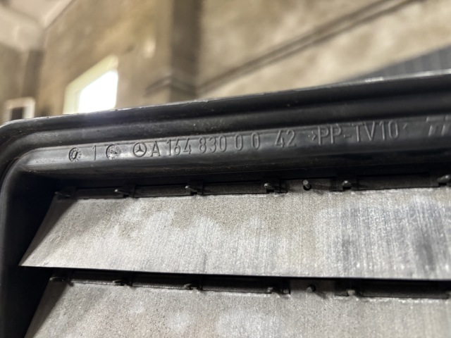 A1648300042 MERCEDES Лючок бензобака купить в Львов