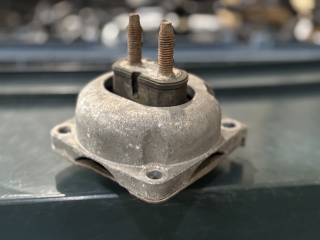 Подушка коробки передач A1662401118 MERCEDES