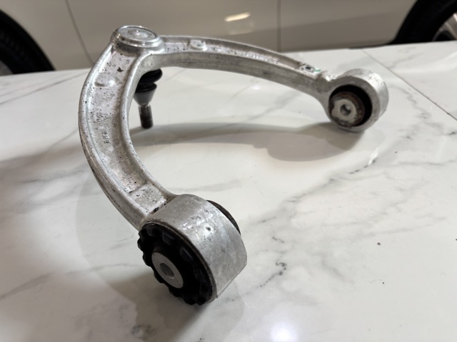 Рычаг передней подвески верхний, левый A1663301707 MERCEDES