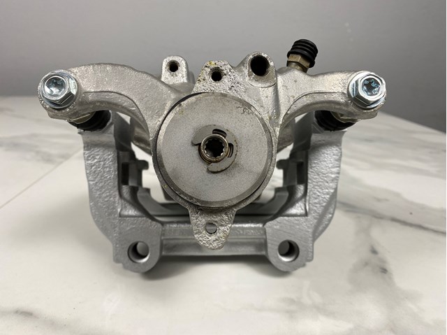 A1664230681 MERCEDES Суппорт задний правый купить в Одесса