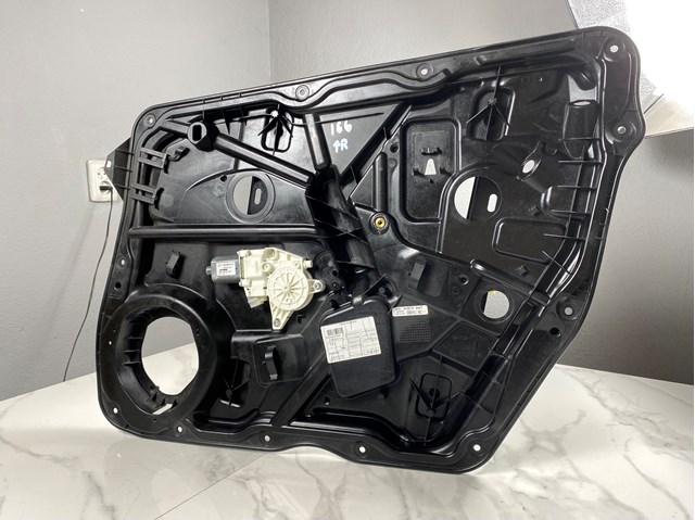 Стеклоподъемник передней правой двери A1667200279 MERCEDES