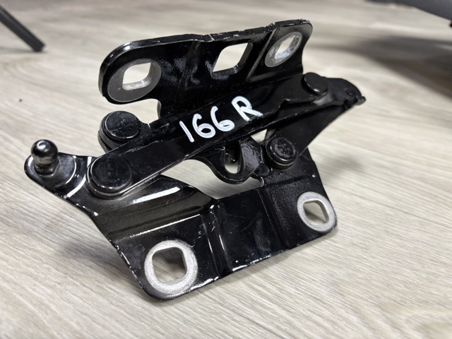 Шарнир капота левый A1668800128 MERCEDES