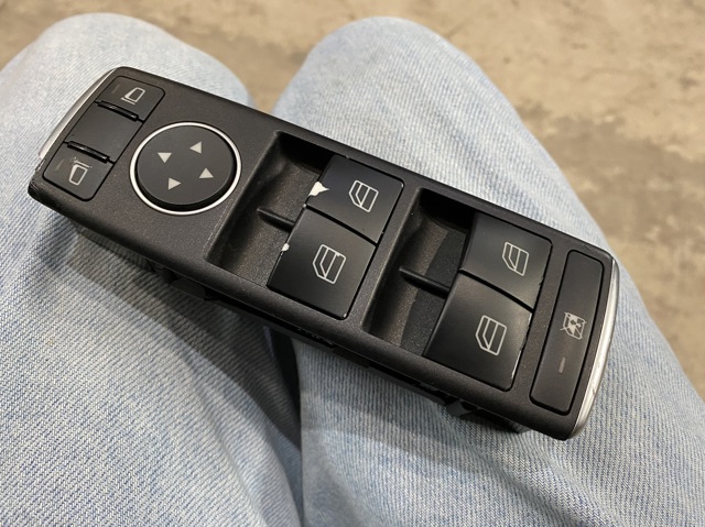 Кнопочный блок управления стеклоподъемником передний левый A1669054300 MERCEDES