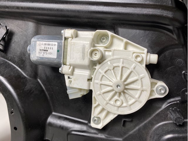 Мотор стеклоподъемника двери передней, правой A1669060301 MERCEDES