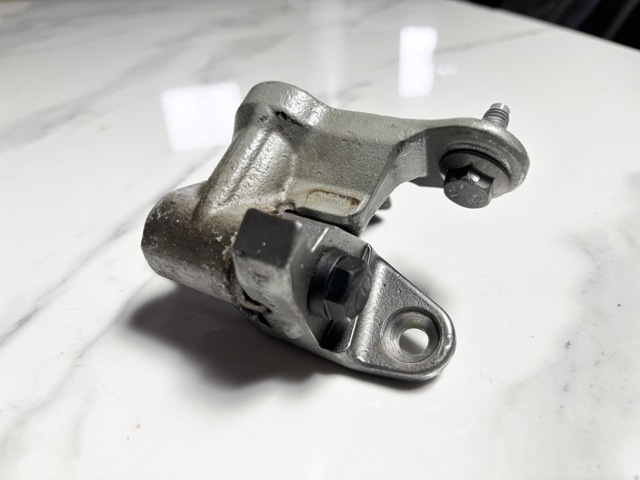 Дверной шарнир водительской вери A1697200337 MERCEDES