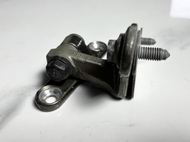 A1697201437 MERCEDES Петля двери передней правой купить в Черкассы