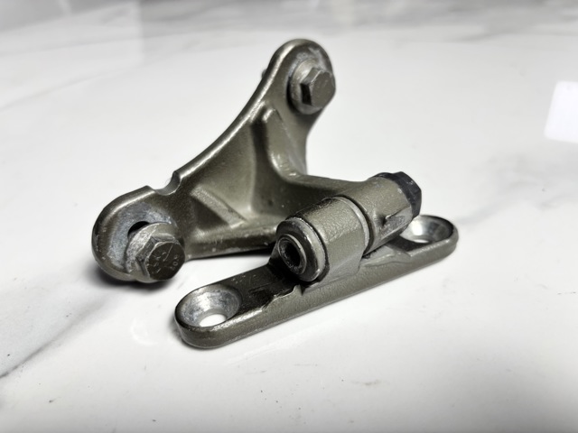 Петля передней двери правая A1697201437 MERCEDES