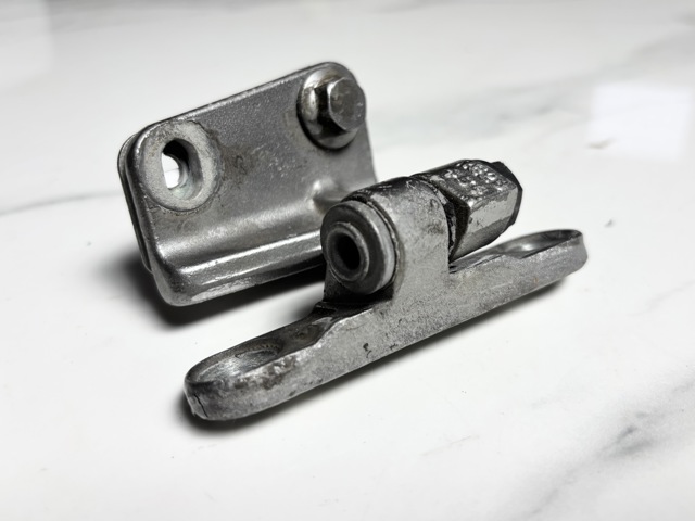 Петля задней правой двери A1697300237 MERCEDES