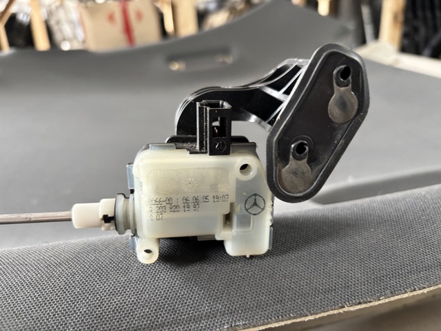 A2038201997 MERCEDES Замок открывания лючка бензобака купить в Хмельницкий