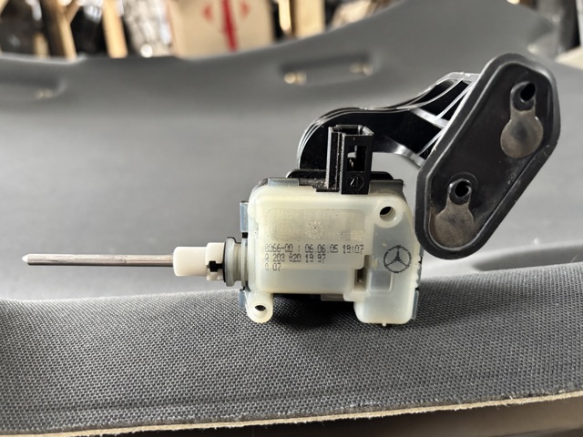 A2038201997 MERCEDES Замок открывания лючка бензобака купить в Черкассы