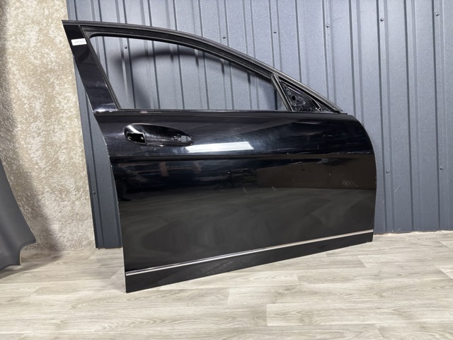 Пассажирская передняя дверь A2047200205 MERCEDES