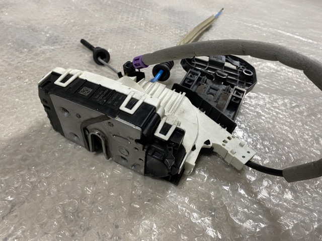 MERCEDES A2047302835 Замок двери задней правой в наличии Черновцы