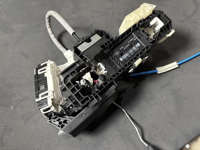 A2047302935 MERCEDES Замок двери задней левой купить в Ужгород