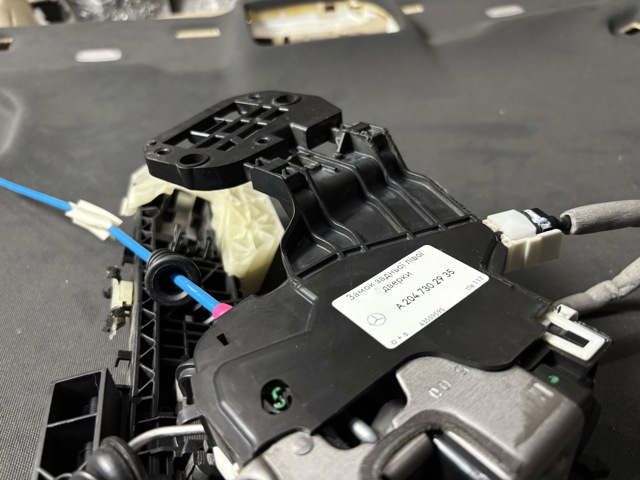 MERCEDES A2047302935 Замок двери задней левой в наличии Днепр