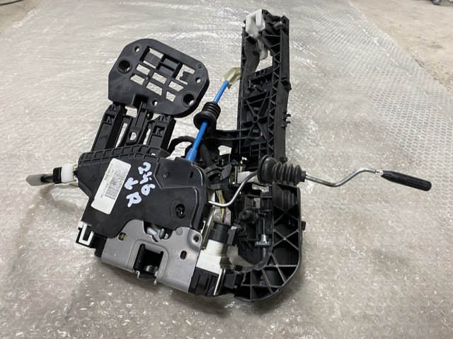 Замок задней правой двери  A2047303635 MERCEDES