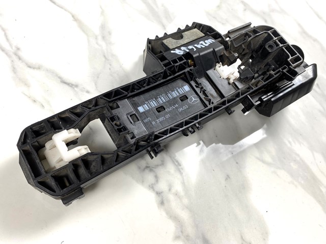 Держатель наружной ручки двери, правых дверей A2047601634 MERCEDES