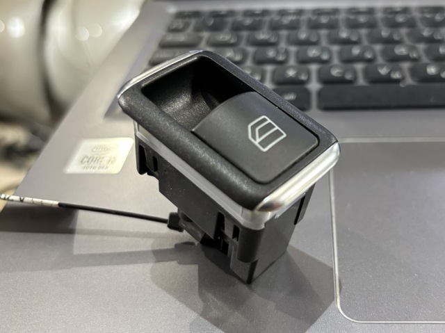 Кнопка подъемника переднего правого стекла A20490581029107 MERCEDES