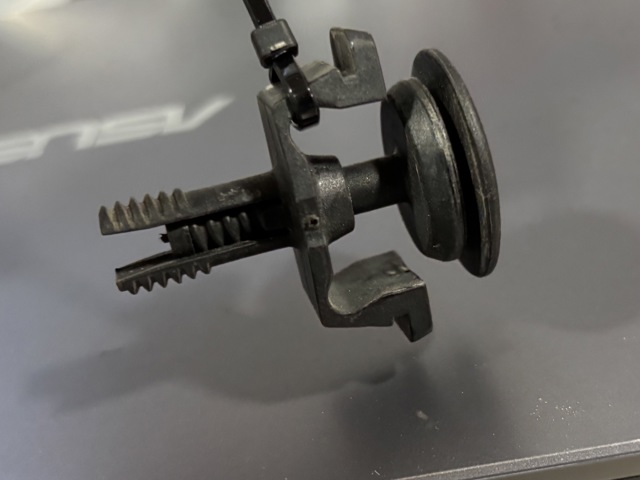 Крепление решетки радиатора A2115040059 MERCEDES