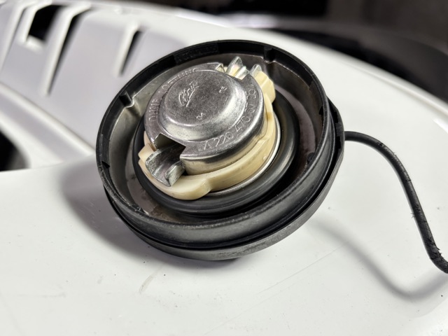 MERCEDES A2204700705 Крышка бензобака в наличии Винница