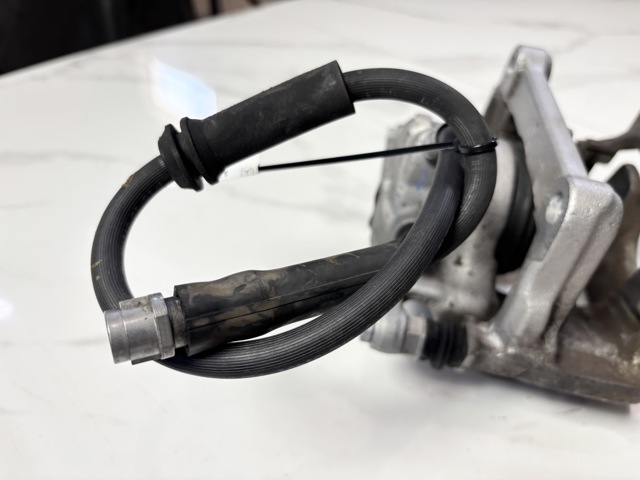Гибкая тормозная трубка передняя A2464200248 MERCEDES