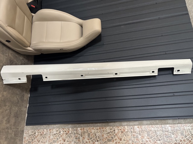 Накладка наружняя (молдинг) порога, правый A2466980654 MERCEDES